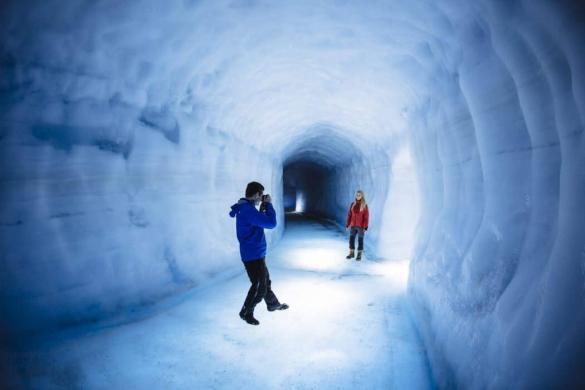 Go into the glacier and discover a new world.