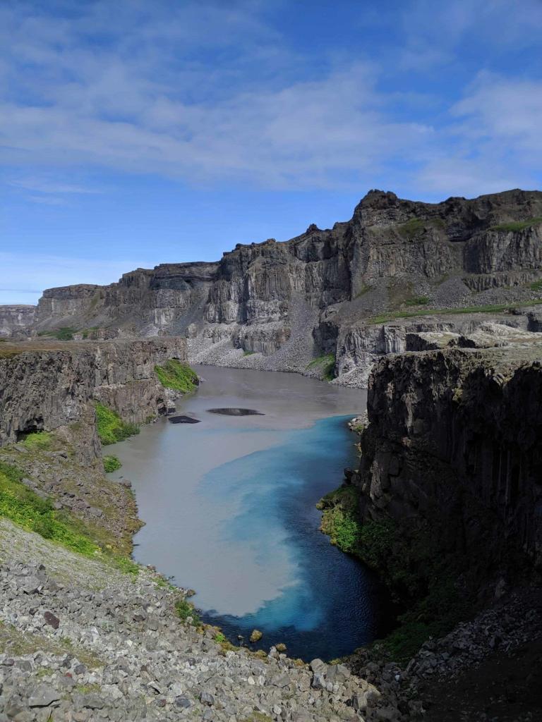 Clear water mixes with the muddy Jökulsá river.