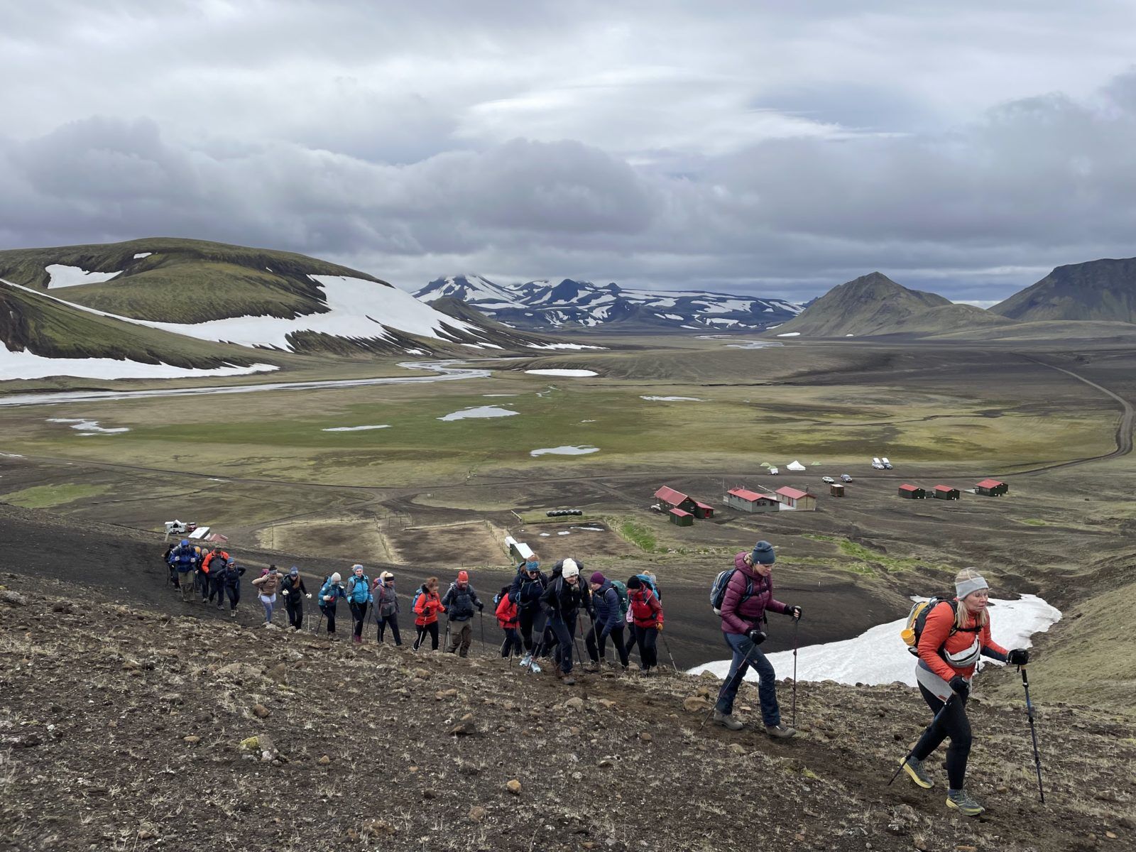 People are hiking in the Icelandic highlands.
