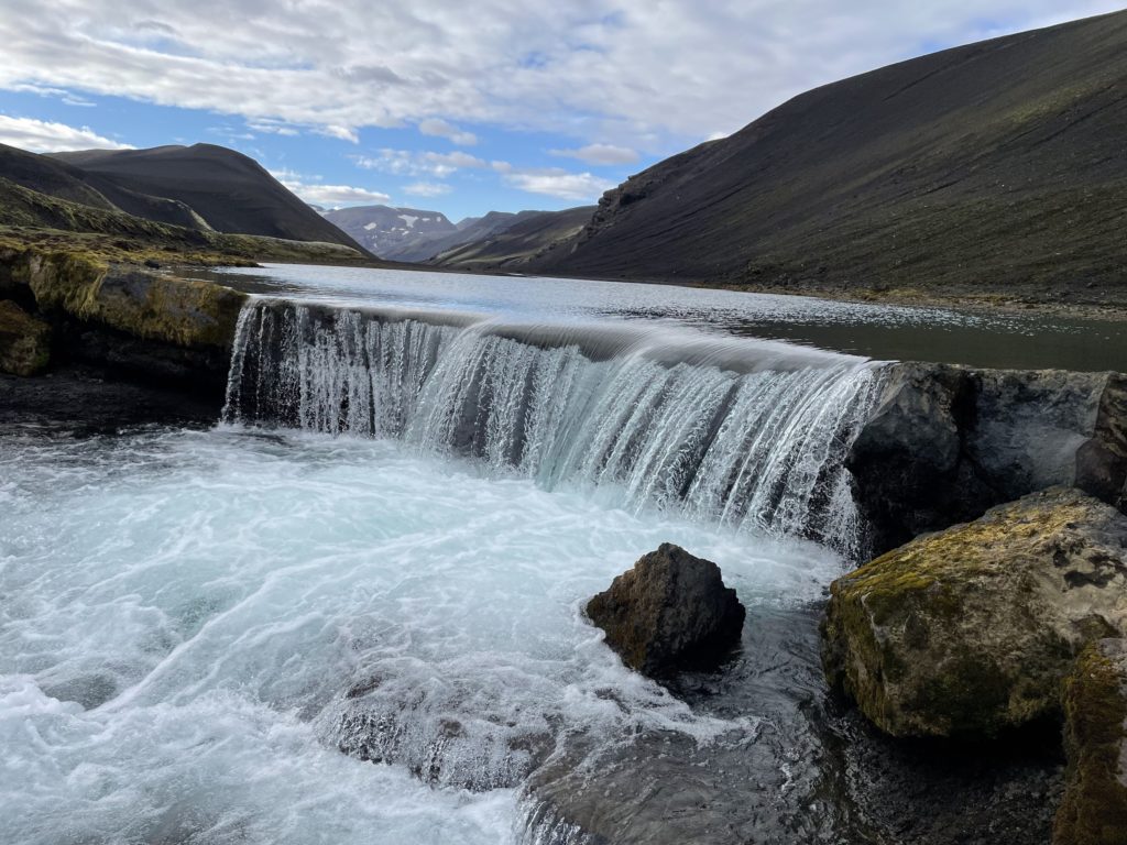 The pretty little waterfall flowing from Hólmsárlón.