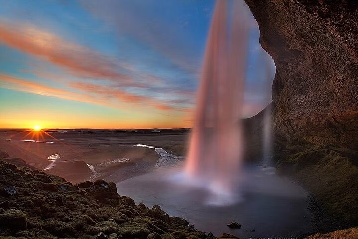 Go behind the Seljalandsfoss waterfall.