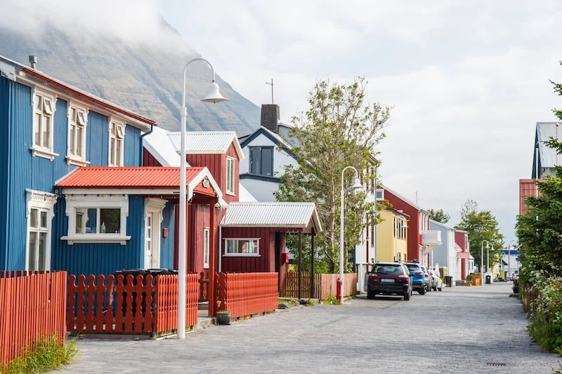 Charming street scene in Ísafjörður, a picturesque town in Iceland’s Westfjords, where brightly painted houses and peaceful mountain views create a postcard-perfect moment.